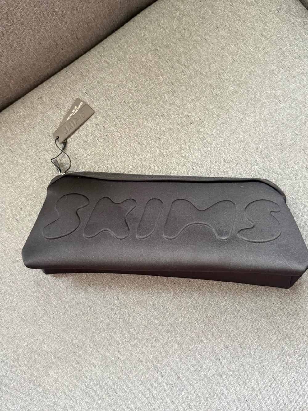 SKIMS Kim Kardashian Cosmetics Bag Onyx One Size Zipper Closure NWT